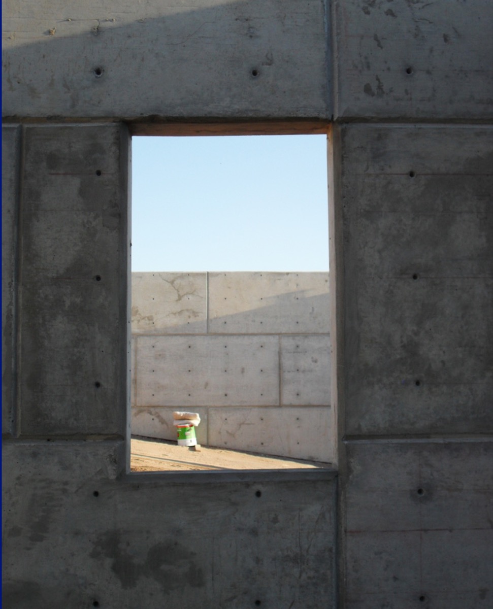 Ventana en estructura de concreto durante una obra en proceso