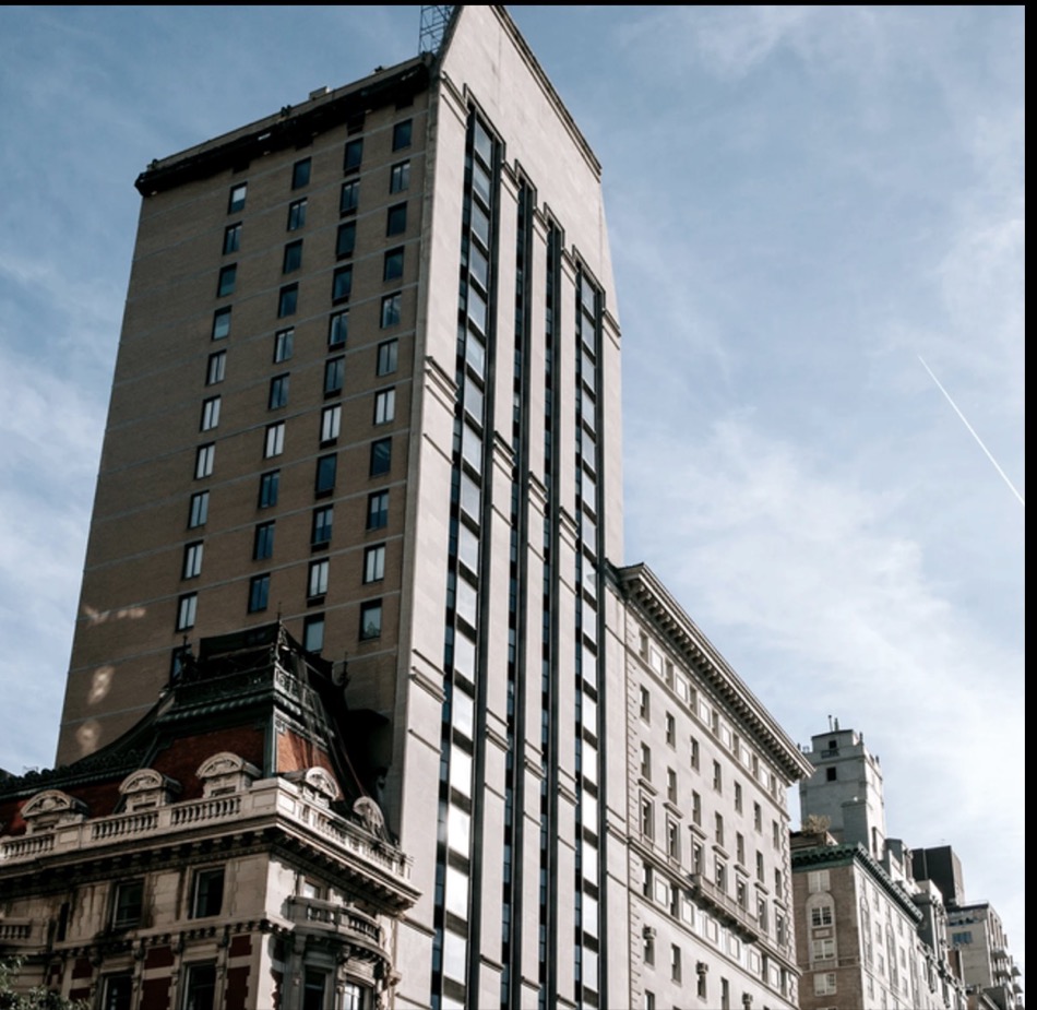 Edificio urbano de varios niveles visto desde la calle
